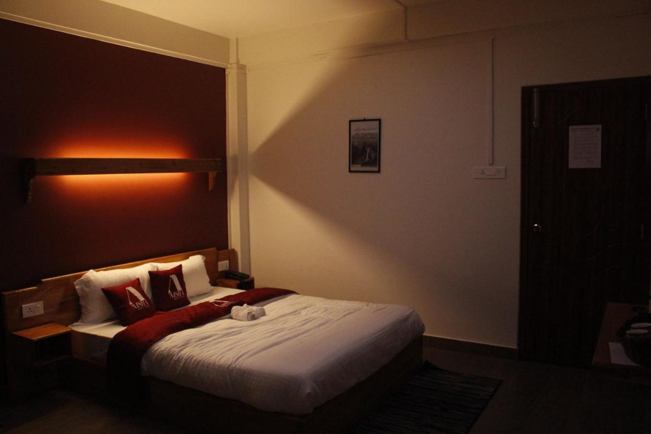 צ'ראפונג'י Aisha Guest House Bed & Breakfast מראה חיצוני תמונה
