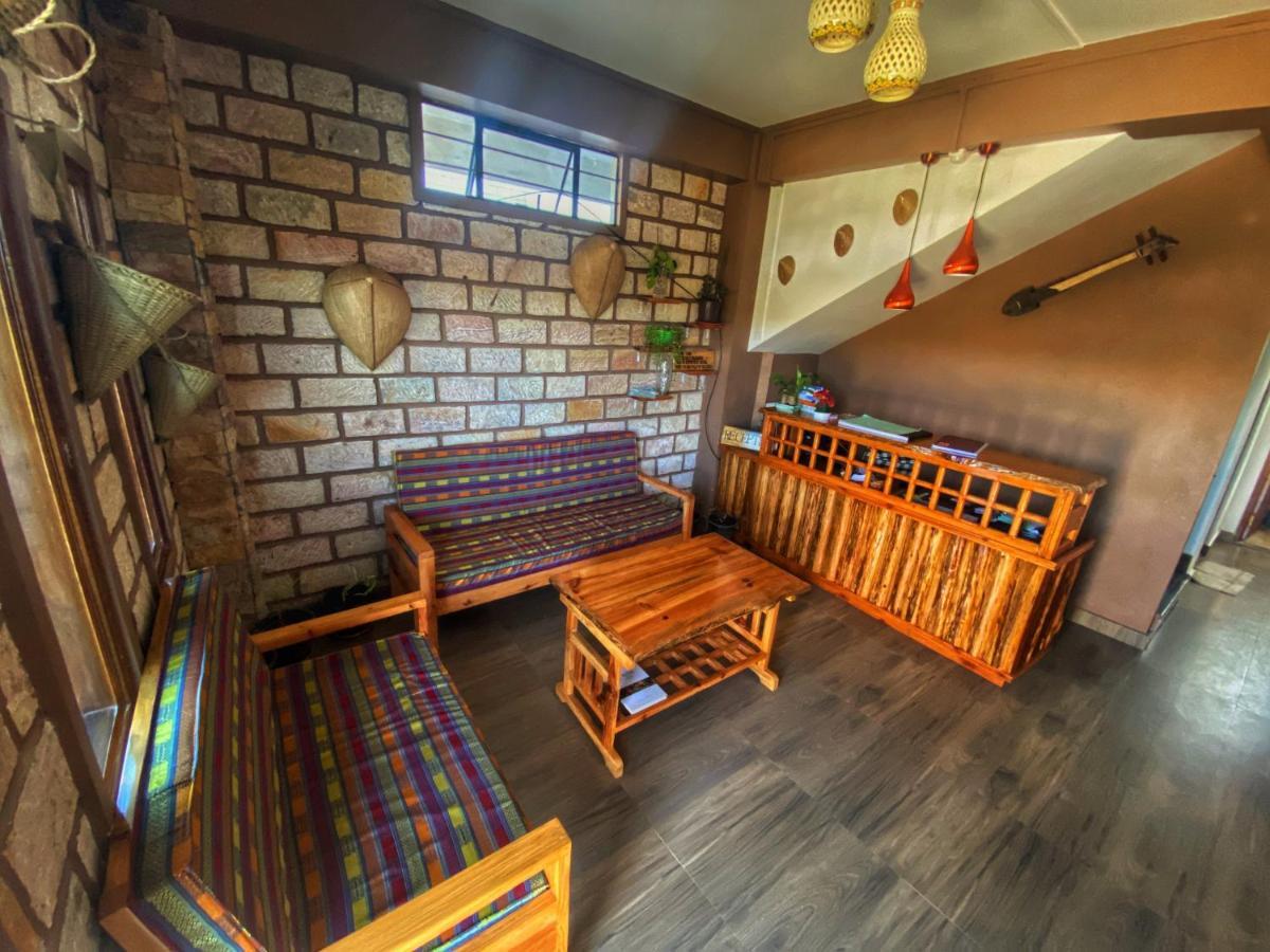 צ'ראפונג'י Aisha Guest House Bed & Breakfast מראה חיצוני תמונה